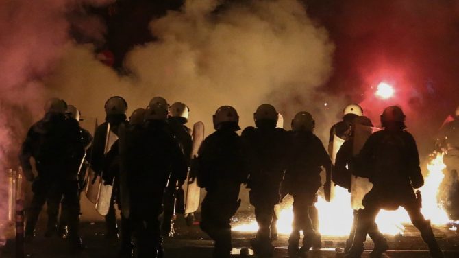 Εξάρχεια: Μάχη επί δυο ώρες – Βροχή από μολότοφ