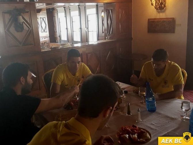 Μέσα και ο Λαρετζάκης