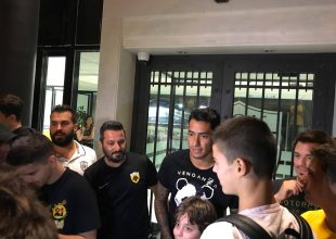 Παροξυσμός για τον Αραούχο έξω απ’ τα γραφεία! (PHOTOS-VIDEOS)