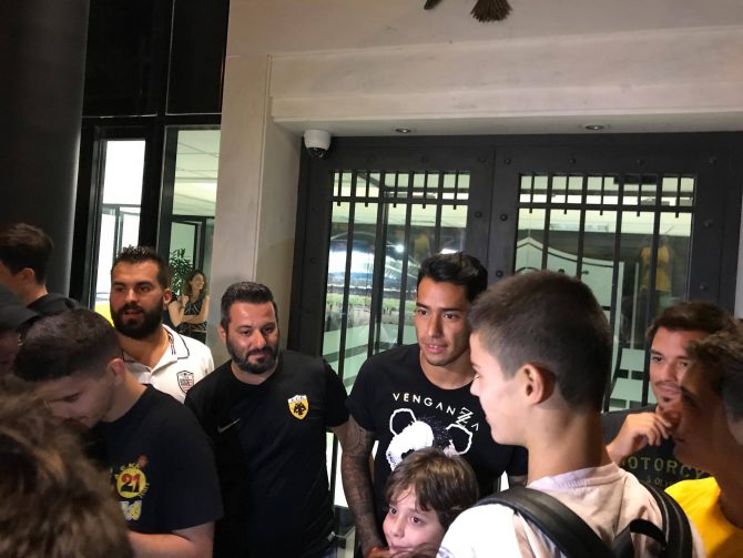Παροξυσμός για τον Αραούχο έξω απ’ τα γραφεία! (PHOTOS-VIDEOS)
