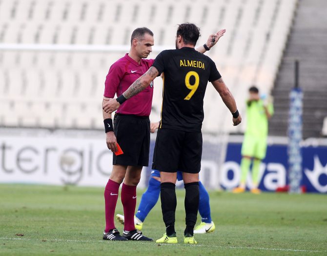 H αποβολή του Αλμέιδα! (VIDEO)