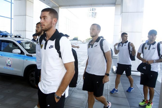 Η άφιξη της ομάδας στο αεροδρόμιο (PICS)