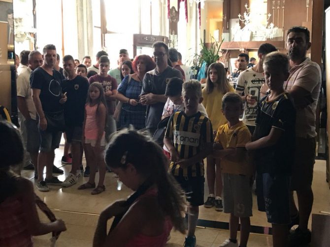 Λαϊκό προσκύνημα από το πρωί (PICS)