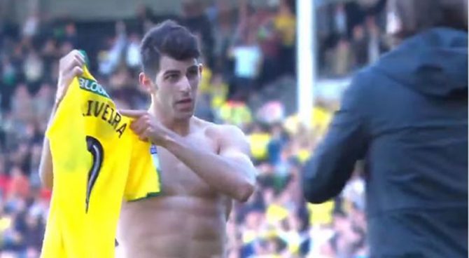 Πέτυχε γκολ και πανηγύρισε δείχνοντας τη φανέλα στον προπονητή του!