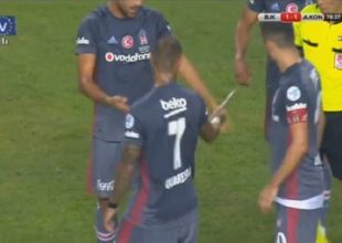 Ο Κουαρέσμα χειρίζεται άψογα το μαχαίρι «πεταλούδα» που του πέταξαν! (VIDEO)