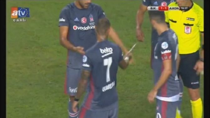 Ο Κουαρέσμα χειρίζεται άψογα το μαχαίρι «πεταλούδα» που του πέταξαν! (VIDEO)