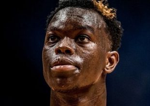 Απίστευτο! Ο Σρέντερ ξέχασε 21.000 ευρώ στο πούλμαν της Γερμανίας!