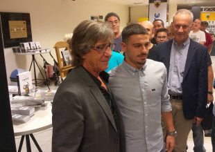 Ο μεγάλος Θ(ε)ωμάς υπέγραψε στον μικρό «Γαλανό» (vid)
