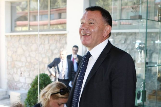 Συμβαίνει τώρα: Παραδίδει τα δελτία των παικτών της ΑΕΛ ο Κούγιας!
