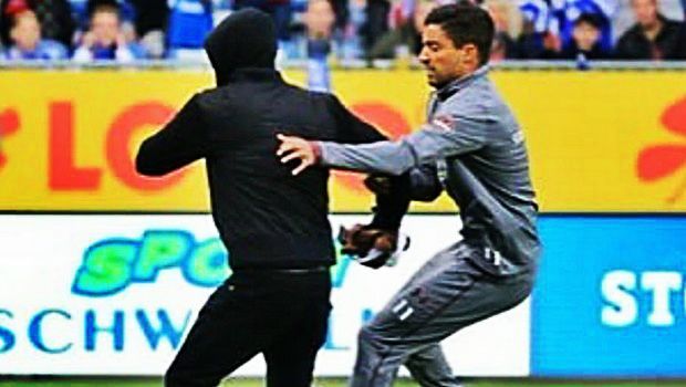 Ποδοσφαιριστές της Ζανκτ Πάουλι κυνήγησαν χούλιγκαν! (VIDEOS) Ποδοσφαιριστές της Ζανκτ Πάουλι κυνήγησαν χούλιγκαν! (VIDEOS)