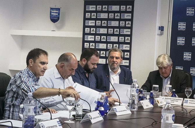 Ένταση και… ψιλές ανάμεσα σε Σπανό και Κολοκυθά στη Super League