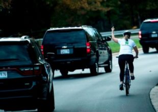Η στιγμή που μια ποδηλάτισσα υψώνει το μεσαίο δάχτυλο στον Ντόναλντ Τραμπ
