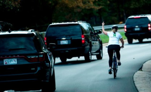 Η στιγμή που μια ποδηλάτισσα υψώνει το μεσαίο δάχτυλο στον Ντόναλντ Τραμπ