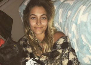 Η Πάρις Τζάκσον φωτογραφίζεται topless για καλό σκοπό