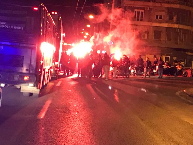 Περικύκλωσαν το πούλμαν της ΑΕΚ και… λαϊκή απαίτηση (PICS)