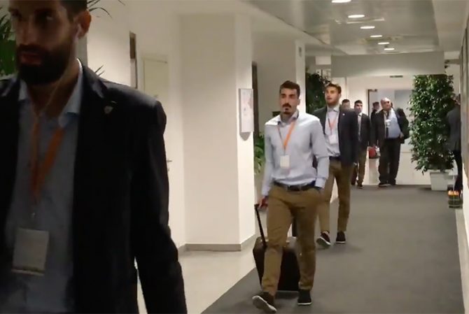 Έφτασε η αποστολή της ΑΕΚ στο Σαν Σίρο (VIDEO)