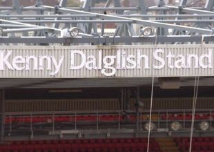 Η Λίβερπουλ εγκαινιάζει την εξέδρα “Κένι Νταλγκίς” στο ντέρμπι με Γιουνάιτεντ