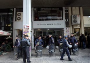 Αποθέωση του συλληφθέντα και νέος ξυλοδαρμός στον Πειραιά!