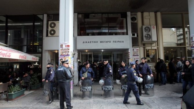 Αποθέωση του συλληφθέντα και νέος ξυλοδαρμός στον Πειραιά!