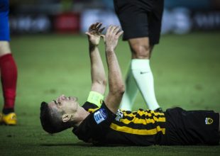 Η συγκλονιστική στήριξη όλων στον αρχηγό (PICS)