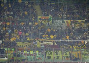 Στημένοι από νωρίς στην ουρά για τα εισιτήρια!