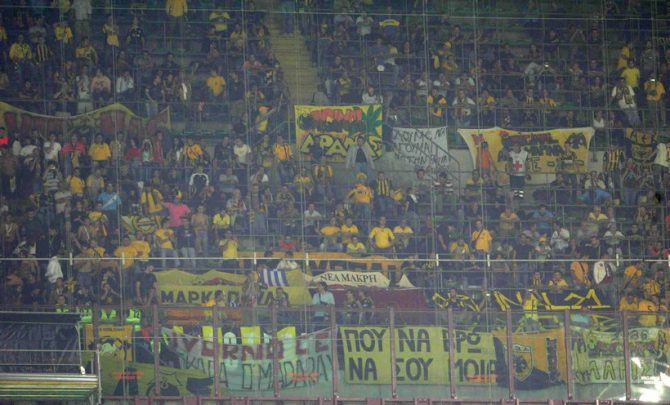 Στημένοι από νωρίς στην ουρά για τα εισιτήρια!