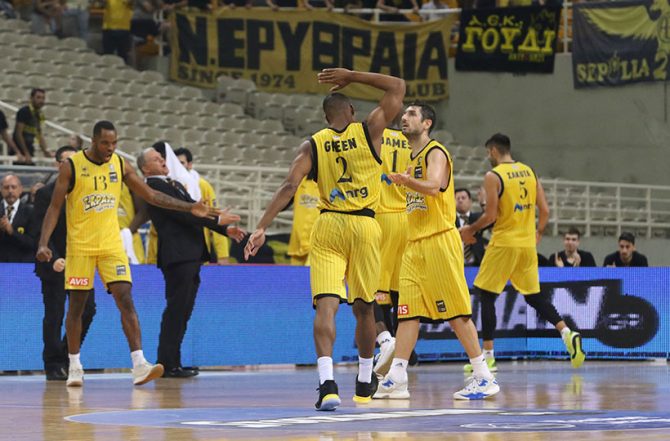 Η ανατροπή της Βασίλισσας (VIDEO)