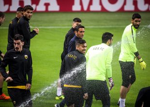 Τους έκανε… μούσκεμα ο Λάζαρος (VIDS)