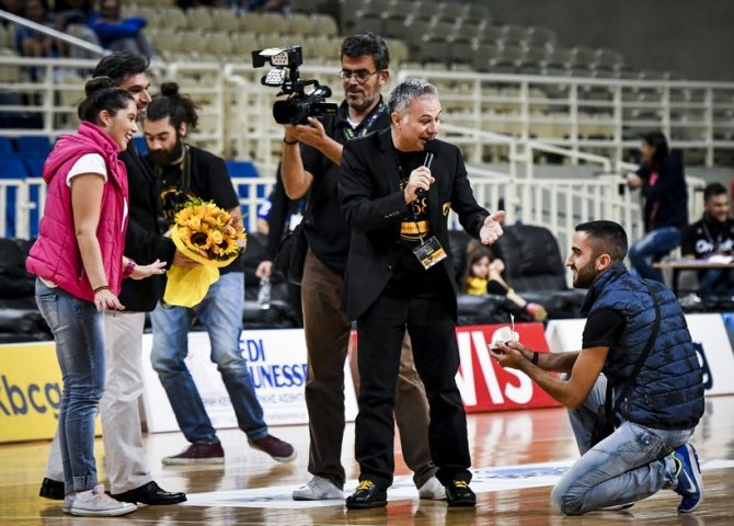 Η πρόταση γάμου μέσα από την κάμερα της ΚΑΕ ΑΕΚ (vid)