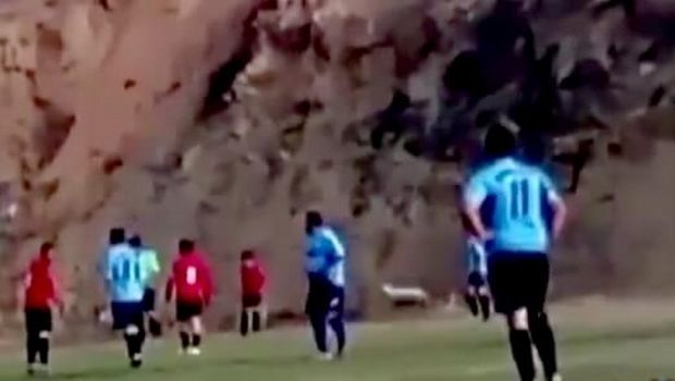 Ποδοσφαιριστές κυνηγούν προβατίνα στο τοπικό Τρικάλων! (vids)