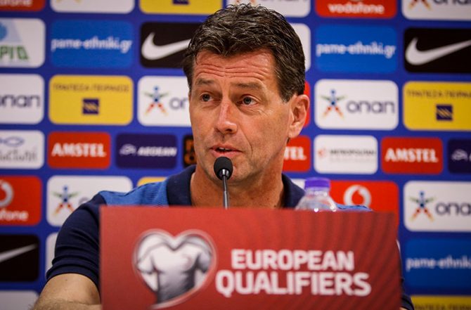 Η ΕΠΟ αποφάσισε την παραμονή Σκίμπε για δυο χρόνια