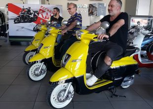 Παρέλαβαν τα σκούτερ οι τρεις νικητές