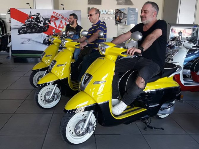 Παρέλαβαν τα σκούτερ οι τρεις νικητές