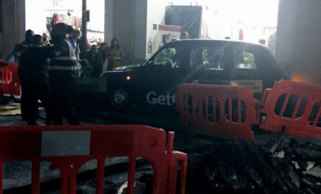 Ταξί έπεσε πάνω σε πεζούς στο Λονδίνο Ταξί έπεσε πάνω σε πεζούς στο Λονδίνο