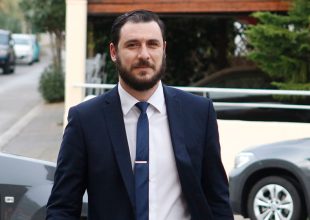 Πετάνε για Γενεύη Λυσάνδρου-Αρκάδη