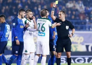 Πέναλτι κι αποβολή στον Μάνταλο από τον παρατηρητή!