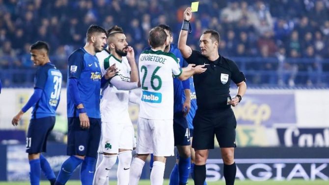 Πέναλτι κι αποβολή στον Μάνταλο από τον παρατηρητή!