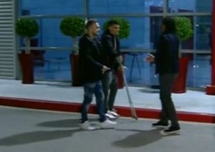 Χειραψία Καρεμπέ – Μάνταλου έξω από το Καραϊσκάκη