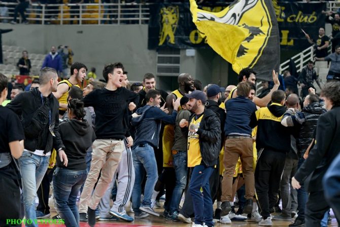 Τα πανηγύρια της ΑΕΚ για την πρόκριση (vid)