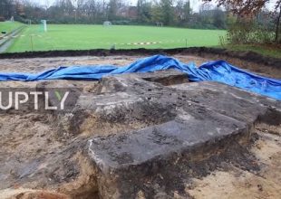 Τεράστια σβάστικα “ξεθάφτηκε” σε γήπεδο του Αμβούργου