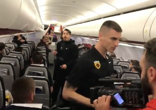 Ο ύμνος στο τέρμα και τα πανηγύρια από το αεροπλάνο! (VIDS)