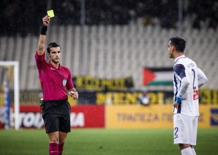 Βαρούχας: «Είναι πέναλτι τα τραβήγματα του Παπάζογλου»