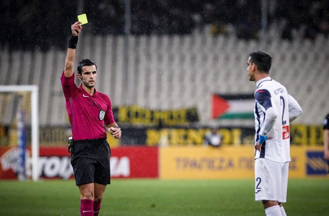 Βαρούχας: «Είναι πέναλτι τα τραβήγματα του Παπάζογλου»