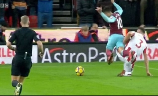 Νέα τιμωρία για «θέατρο» στην Premier (vid) Νέα τιμωρία για «θέατρο» στην Premier (vid)