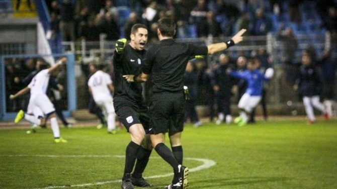 Αδιανόητο: Πέντε αγωνιστικές στον Παπαδόπουλο για την αγκαλιά στον διαιτητή! Αδιανόητο: Πέντε αγωνιστικές στον Παπαδόπουλο για την αγκαλιά στον διαιτητή!