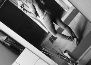 Γνωστή Ελληνίδα ποζάρει topless μετά τον χωρισμό της