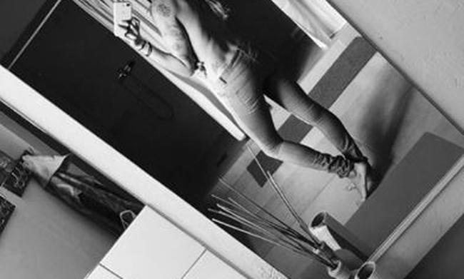 Γνωστή Ελληνίδα ποζάρει topless μετά τον χωρισμό της