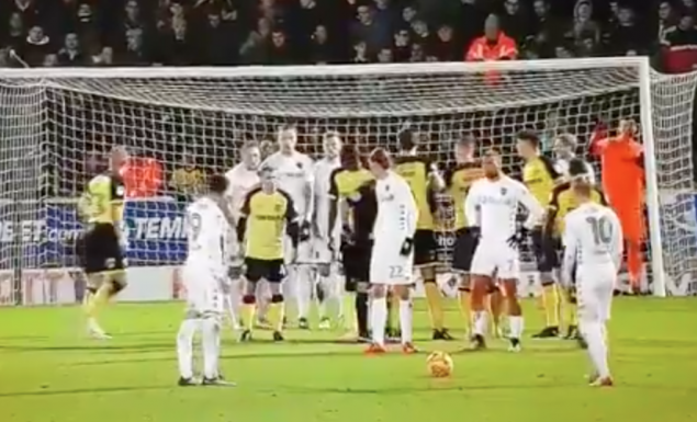 Η απίθανη κομπίνα σε φάουλ της Λιντς! (vids)