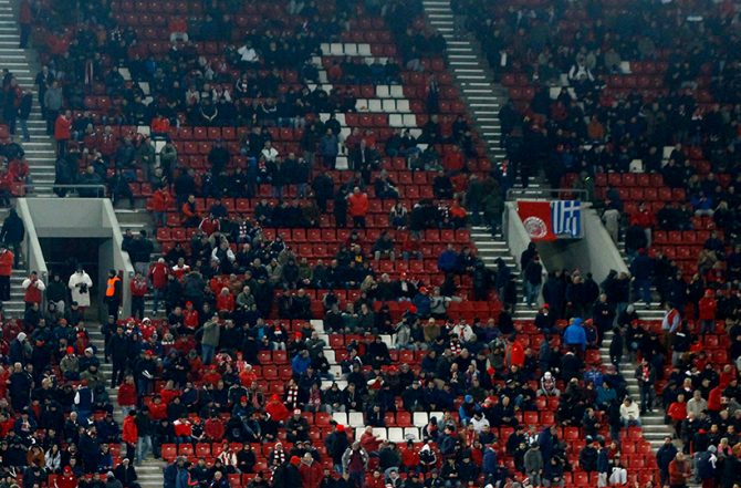 Απαγόρευσαν να μπουν στο Καραϊσκάκη οι κάτοχοι των προσκλήσεων της ΕΠΟ Απαγόρευσαν να μπουν στο Καραϊσκάκη οι κάτοχοι των προσκλήσεων της ΕΠΟ