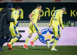 Ξύλο, επεισόδια, αλλά κλήση μόνο για… συνθήματα στον Ολυμπιακό! Σε απολογία και η ΑΕΚ